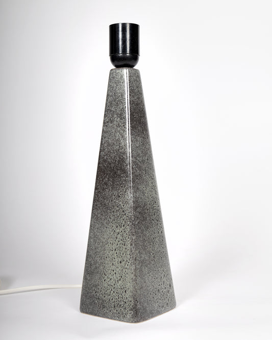 Stor bordslampa i grå keramik, cylindrisk form, skandinavisk design
