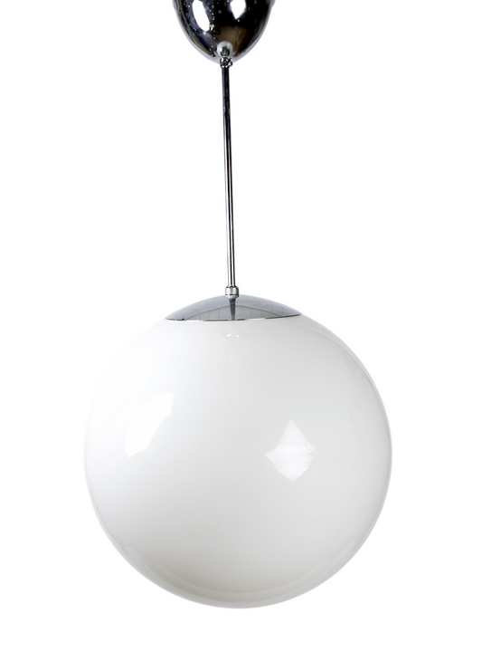 Stor klotformad pendellampa av klassisk skolglob-modell i vitt glas med metallpendel, 1970–1980-tal