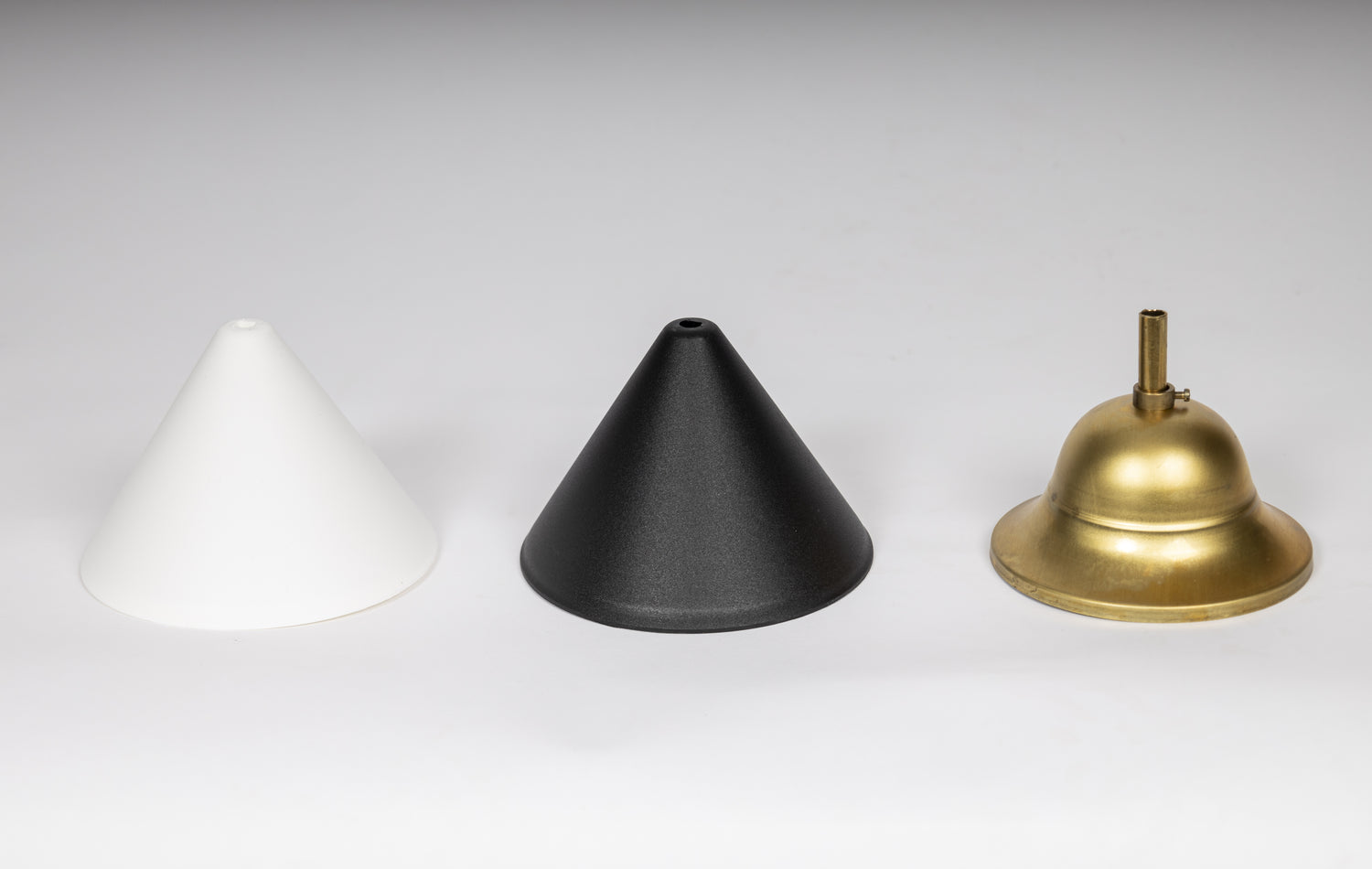 Takkopp i vit plast, svart plast, rå mässing eller krom, tillbehör för taklampor
