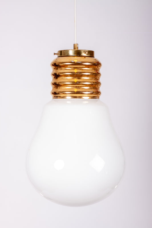 Dekorativ taklampa formad som en stor glödlampa i vitt glas med gulddetaljer och mässingssockel, 1970-tal

