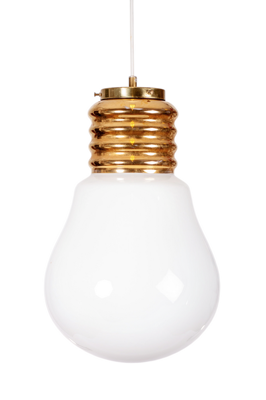 Dekorativ taklampa formad som en stor glödlampa i vitt glas med gulddetaljer och mässingssockel, 1970-tal