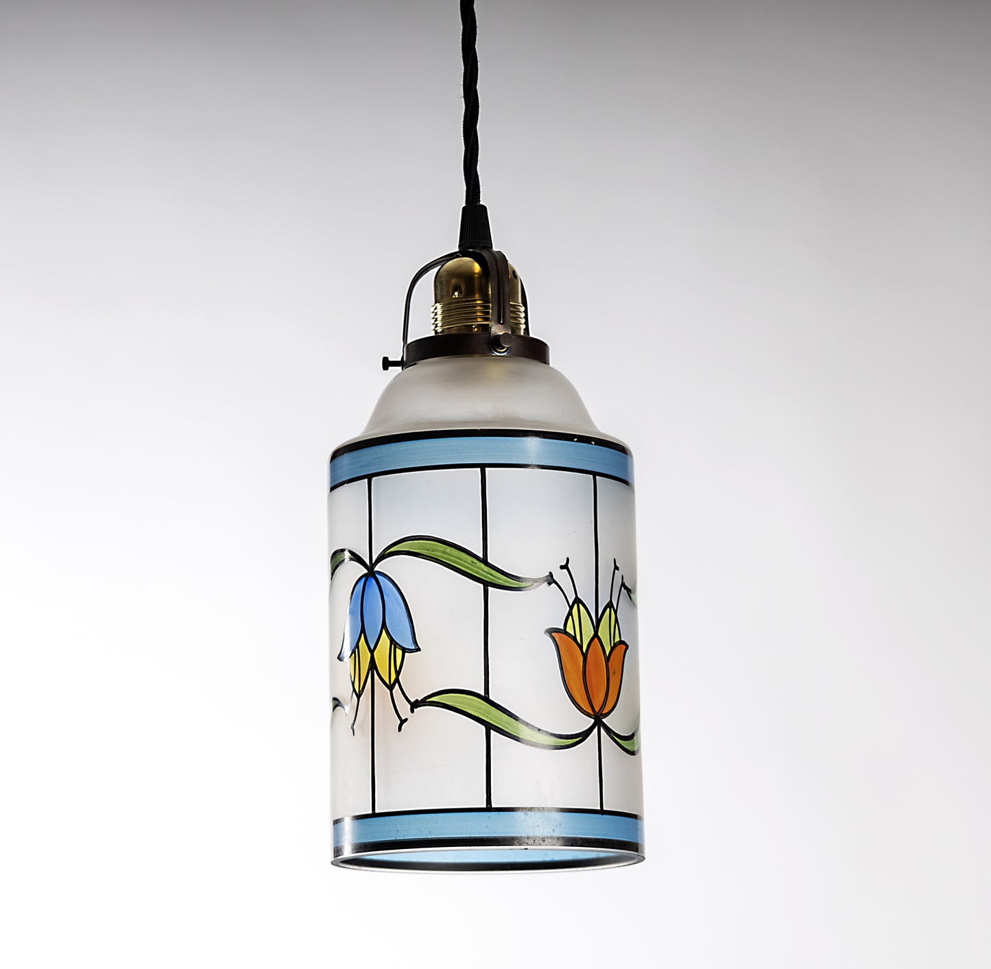 Taklampa i frostat glas med vacker målning som ett kyrkfönster, E27-sockel i mässing och svart textilkabel, 1940–1960-tal
