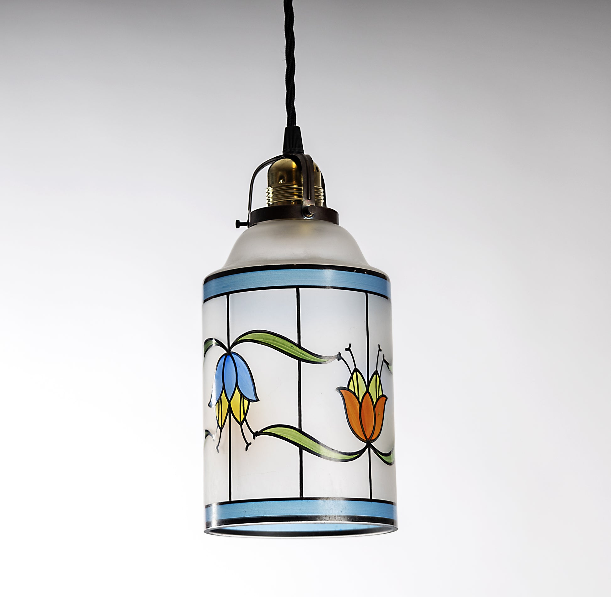 Taklampa i frostat glas med vacker målning som ett kyrkfönster, E27-sockel i mässing och svart textilkabel, 1940–1960-tal
