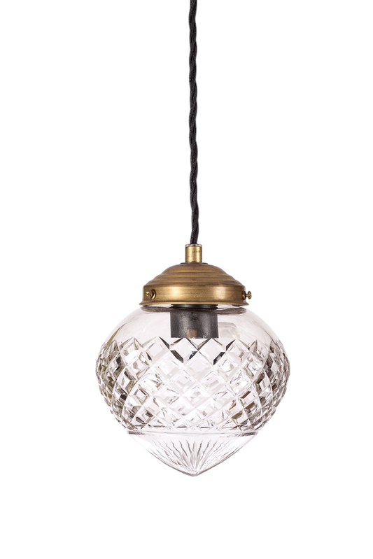 Elegant taklampa i slipat glas med mässingsfäste och svart tvinnad textilkabel