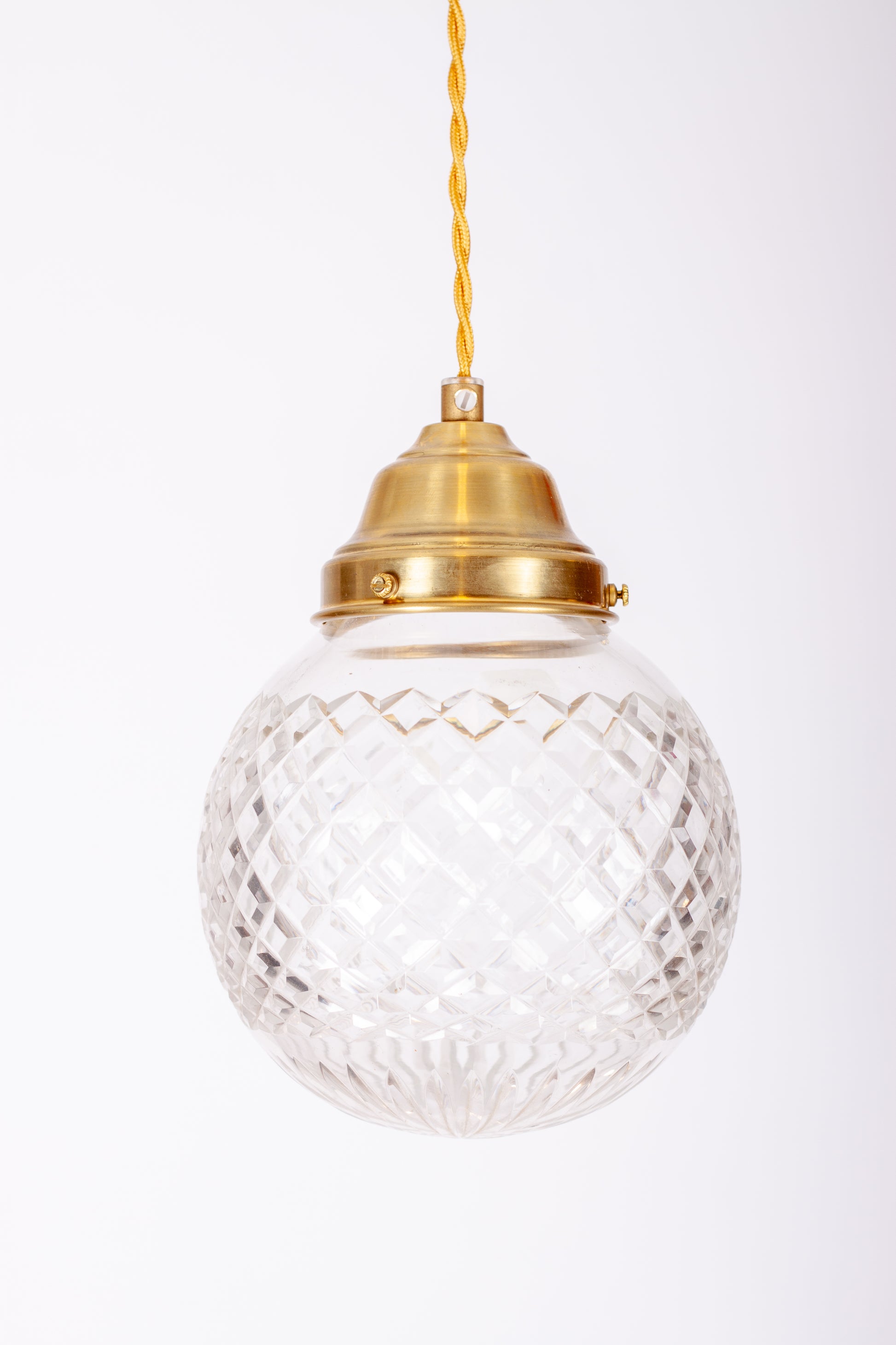 Elegant globlampa med slipat glas och mässingsfäste
