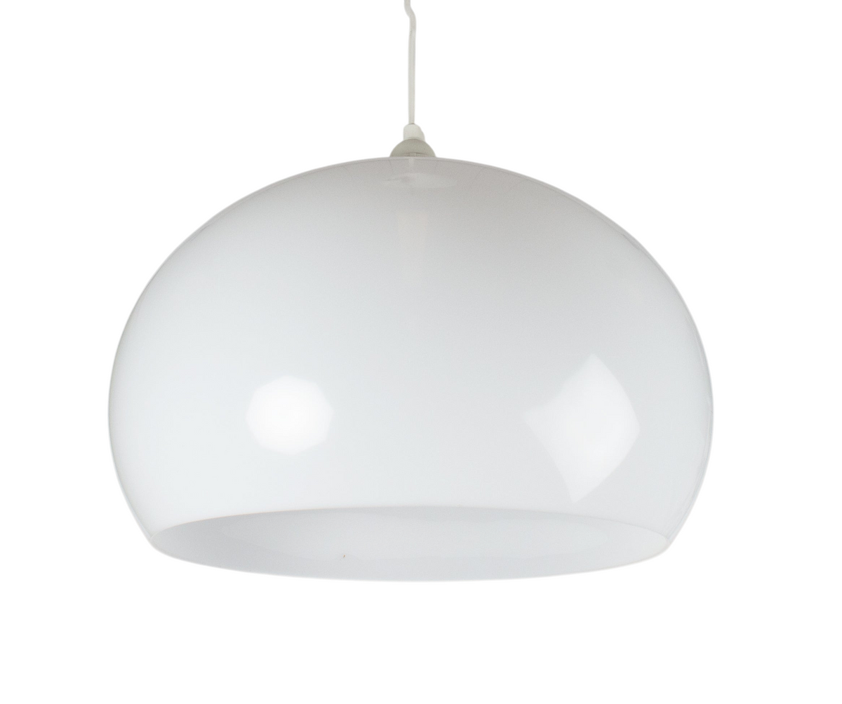Taklampa i form av en stor rund plastglob. Retro takbelysning.