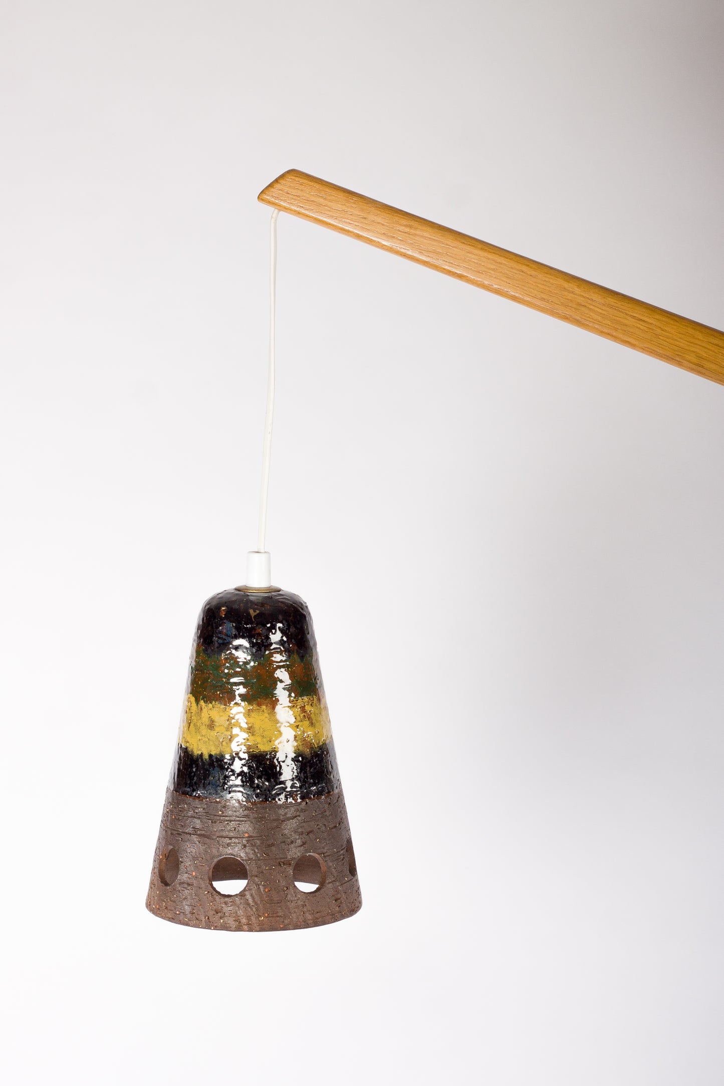 Retro vägglampa med keramikskärm och arm i ek, Tilgmans Keramik
