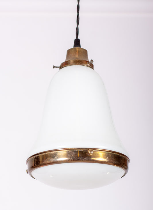 Cool mindre tysk industridesignlampa i vitt glas och mässing med svart tvinnad textilkabel
