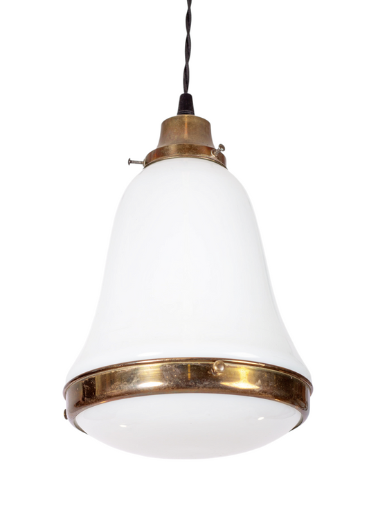 Cool mindre tysk industridesignlampa i vitt glas och mässing med svart tvinnad textilkabel