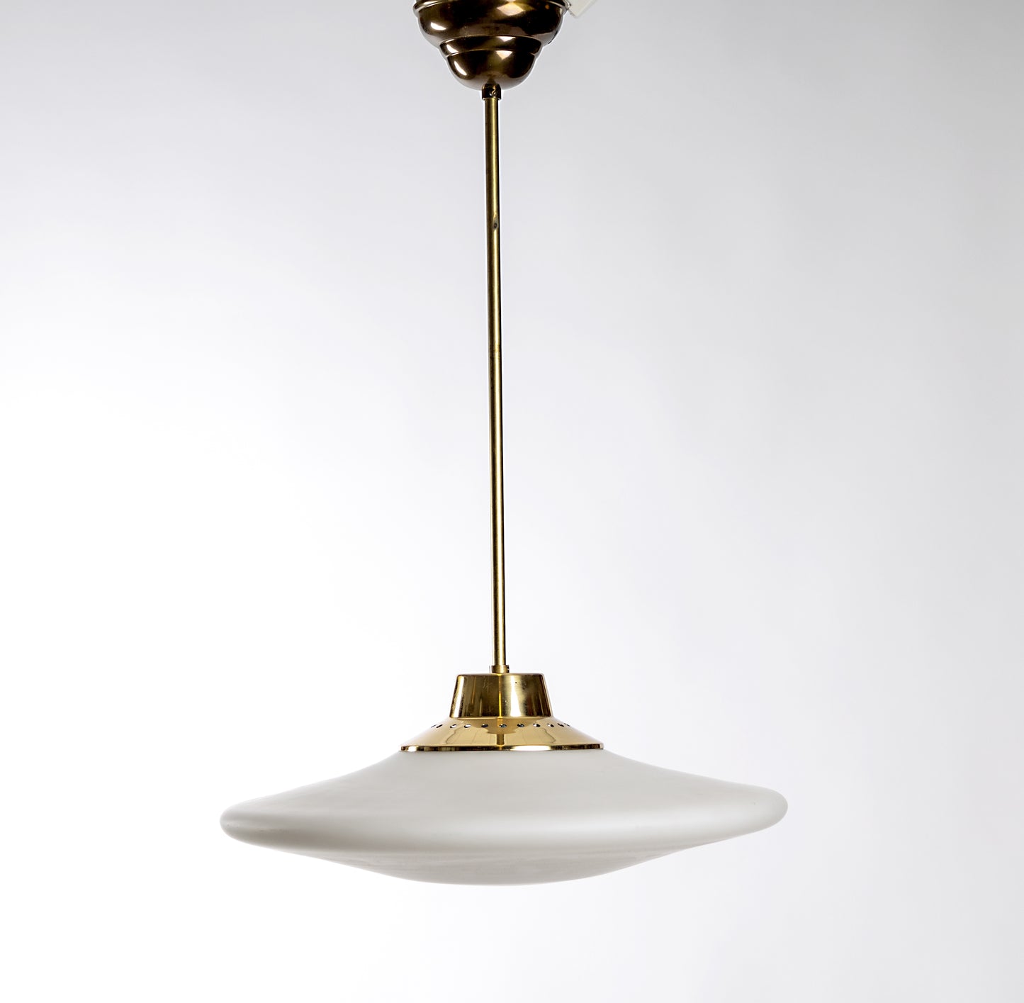 Cool taklampa UFO-formad med smal svävande kupa i frostat vitt glas och pendel i mässing, 1930–1940-tal

