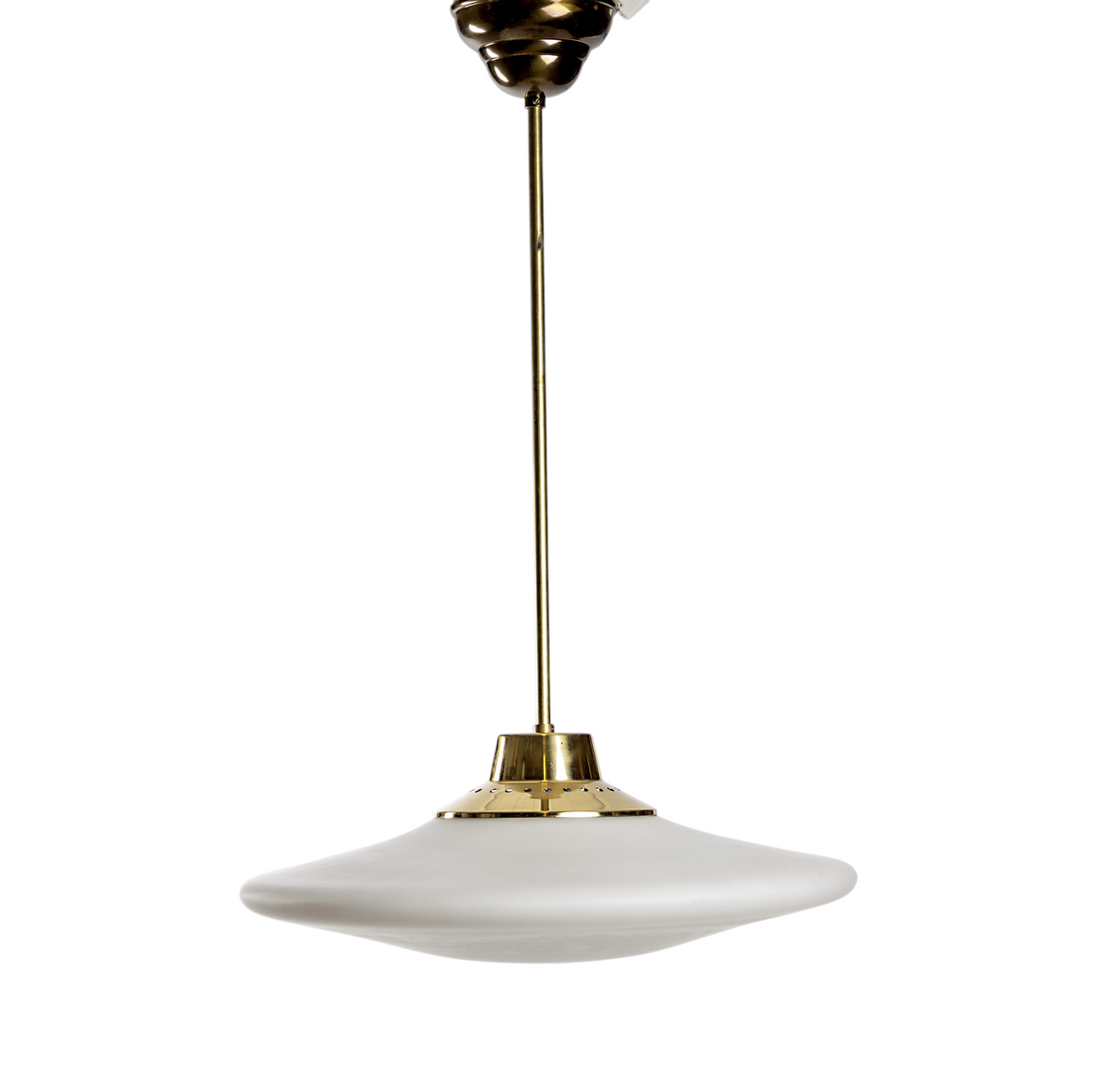 Cool taklampa UFO-formad med smal svävande kupa i frostat vitt glas och pendel i mässing, 1930–1940-tal