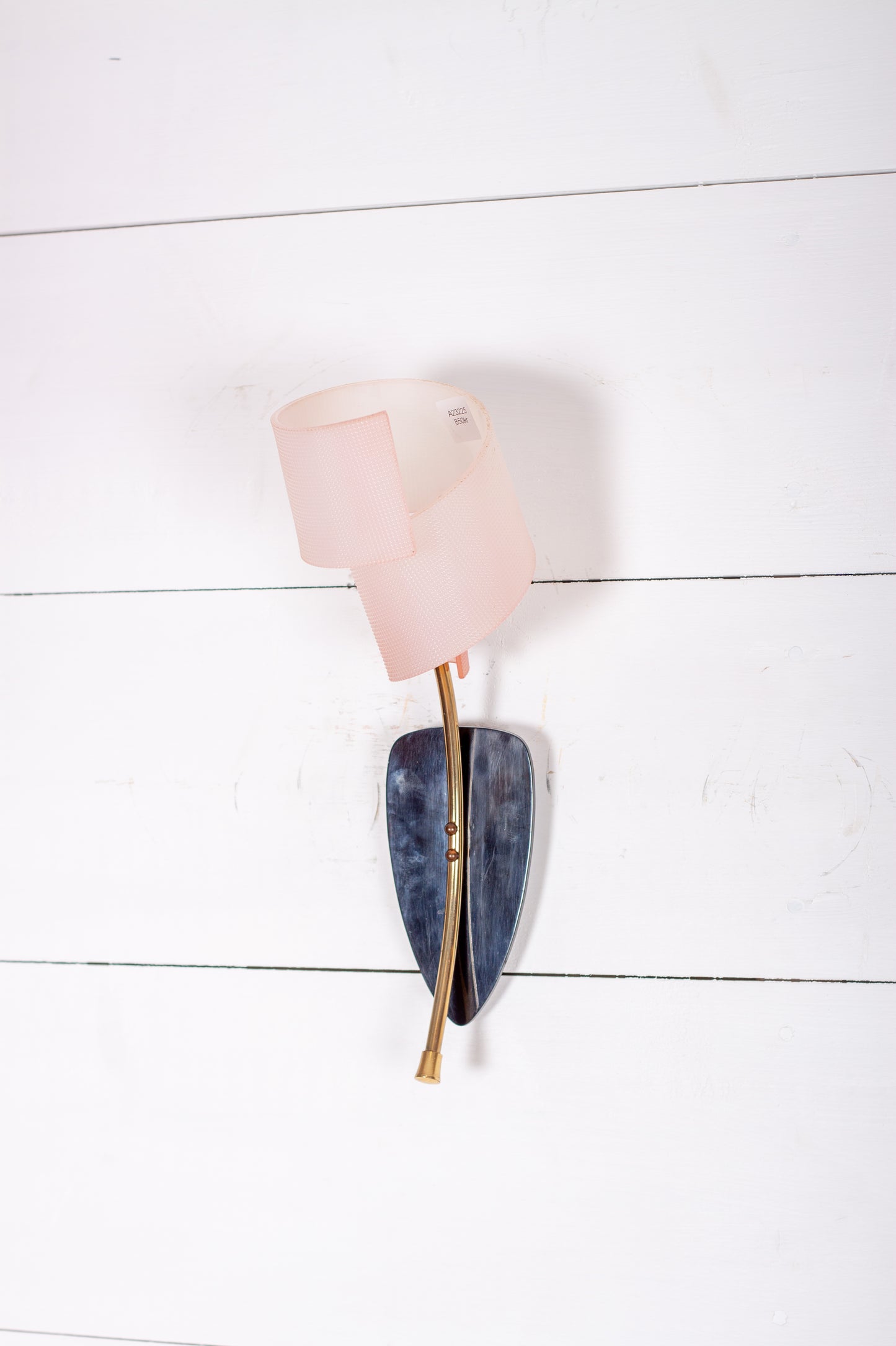 Vägglampa i akrylplast med rosa skärm, svart väggfäste och stomme i mässing, 1960-tal, vintageskick
