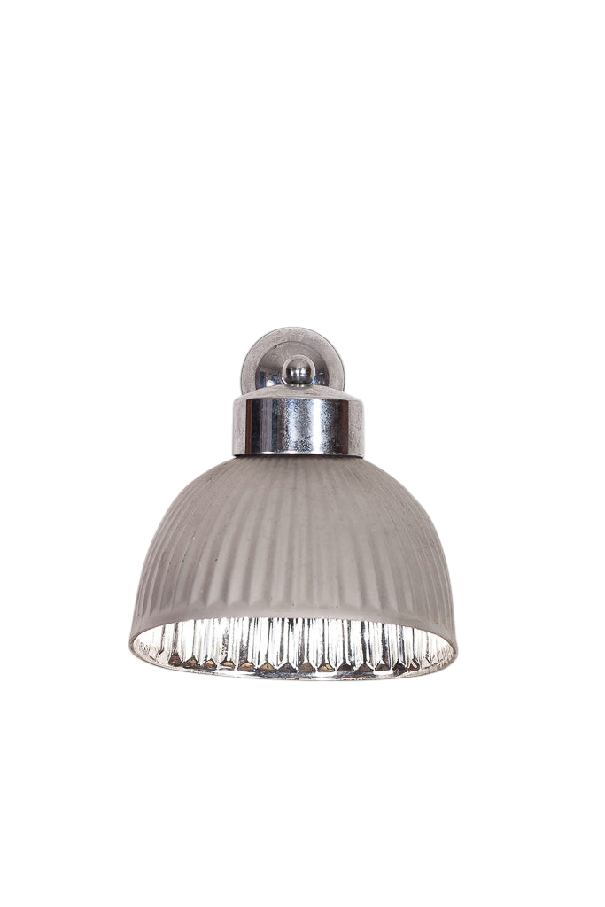 Vägglampa i fattigmanssilver och glas.