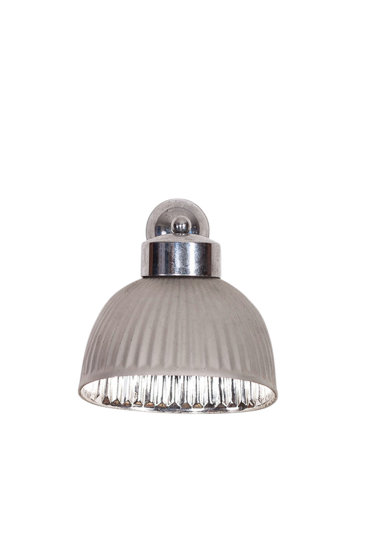 Vägglampa i fattigmanssilver och glas.