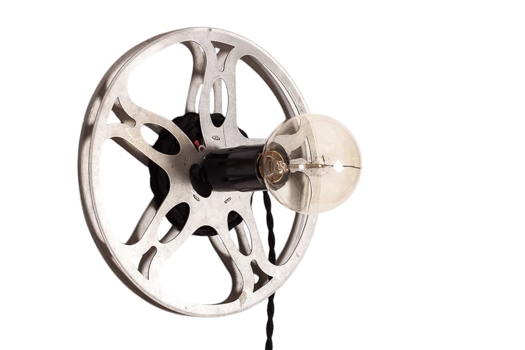 Unik vägglampa formad som en gammal filmrulle med svart tvinnad tygkabel.