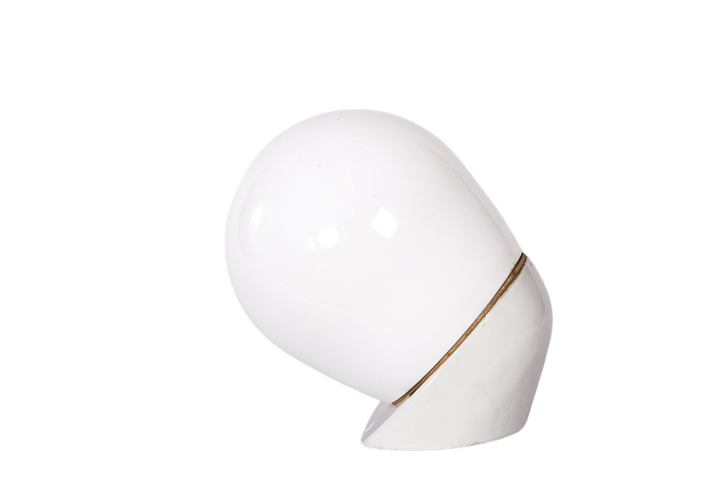 Vägglampa med keramikarmatur och glasglob. Klassisk vintage belysning.