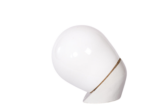 Vägglampa med keramikarmatur och glasglob. Klassisk vintage belysning.