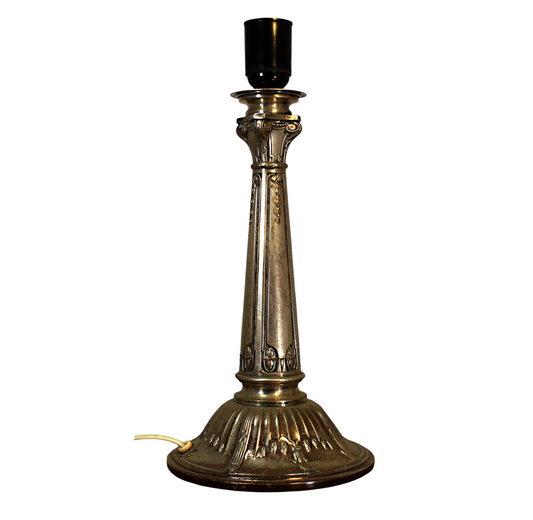 Romantisk lampfot i nysilver med dekorativa detaljer. Silverfärgad finish med klassisk elegans