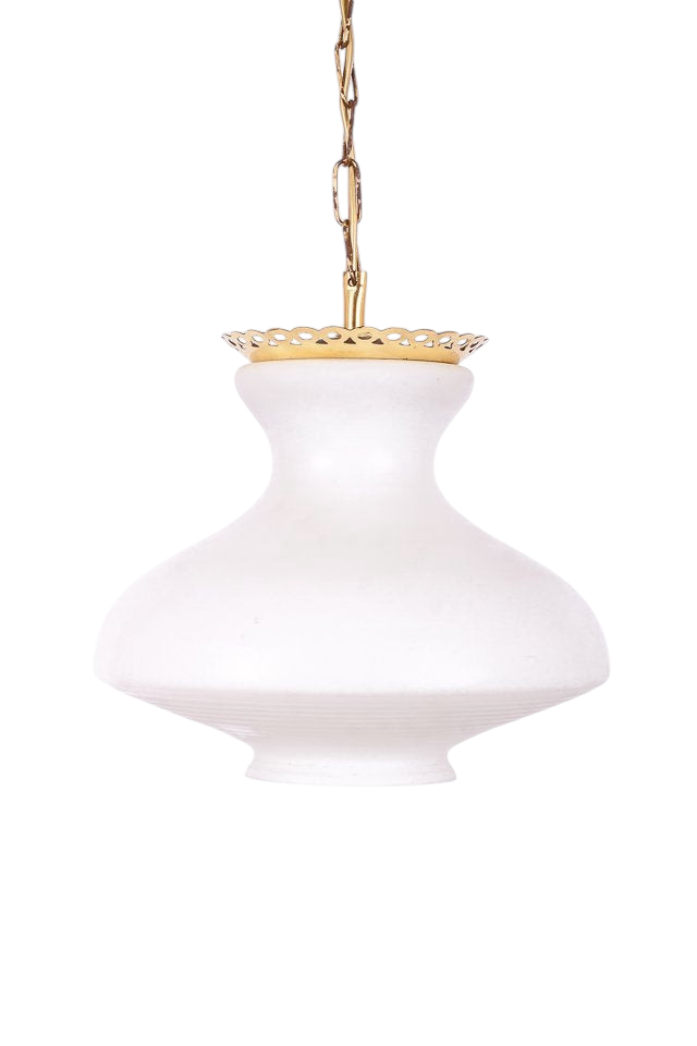 Taklampa i vitt glas med eleganta mässingsdetaljer