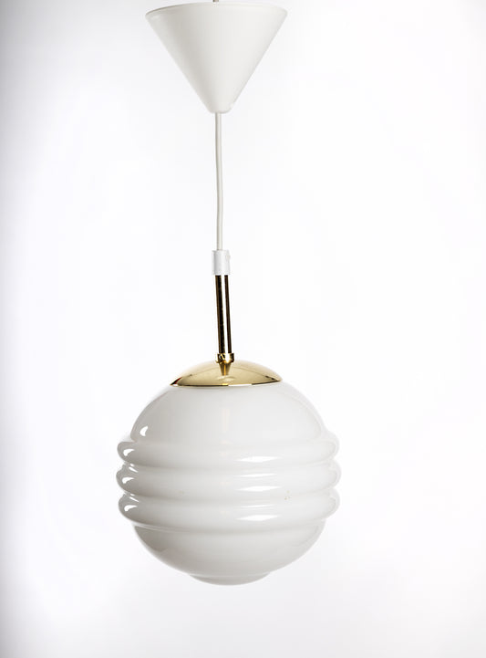 Glasglob i vitt i vacker form, diameter ca 20 cm, finns med flera upphängsalternativ, kabel eller fast pendel i önskad längd
