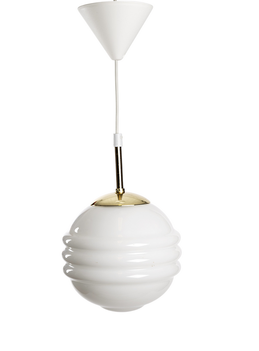 Glasglob i vitt i vacker form, diameter ca 20 cm, finns med flera upphängsalternativ, kabel eller fast pendel i önskad längd