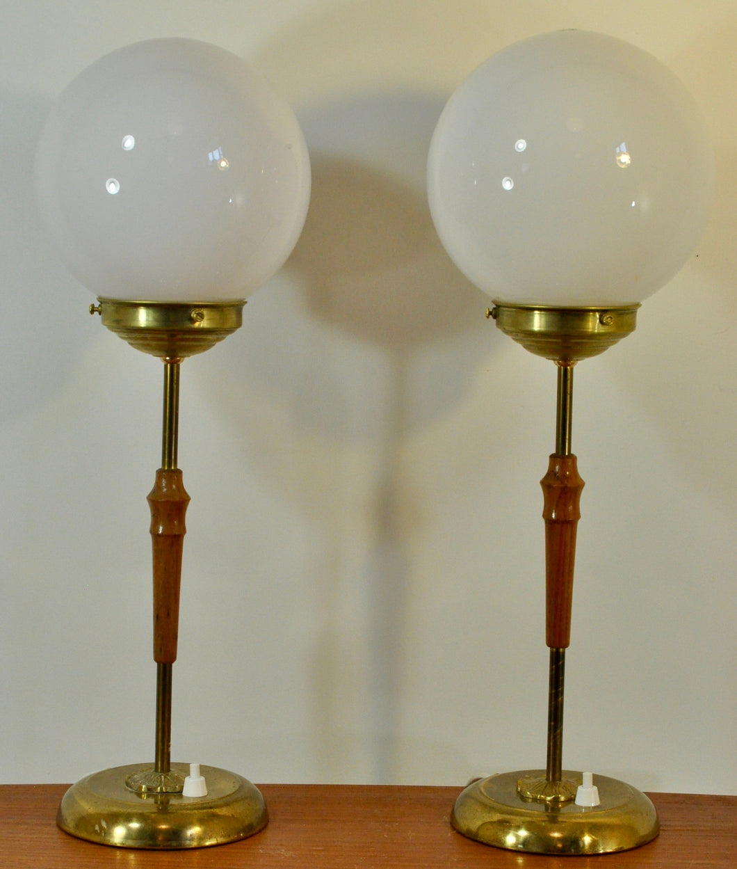 Paret bordslampor med glober