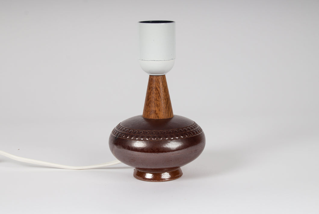 Bordslampa i teak/keramik