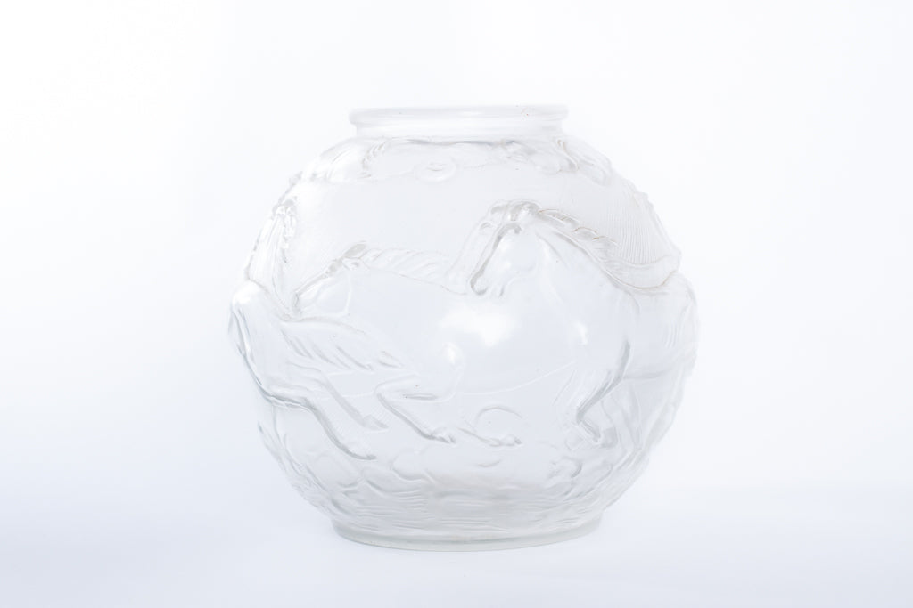 Glasvas med graverat hästmotiv. Från Glimma Glasbruk

