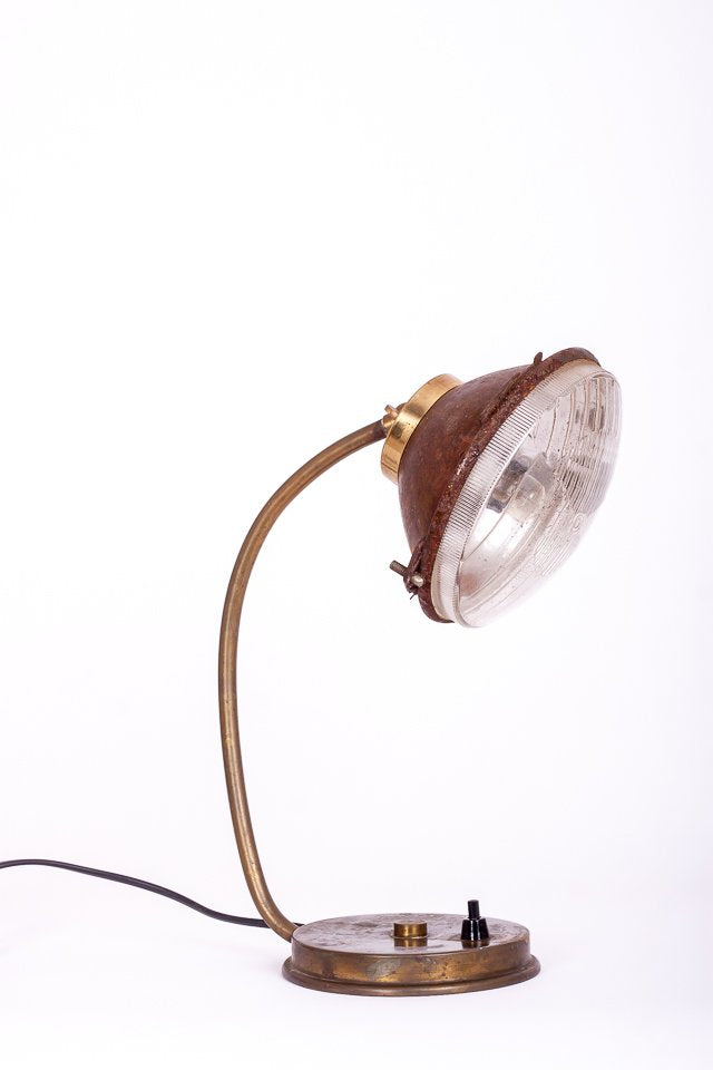 Vintage bordslampa med äldre billykta monterad på lampstomme i mässing, tidig 1900-talsstil
