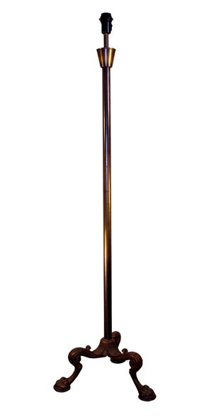 Omgjord antik fotogenlampa i metall med lejonfötter
