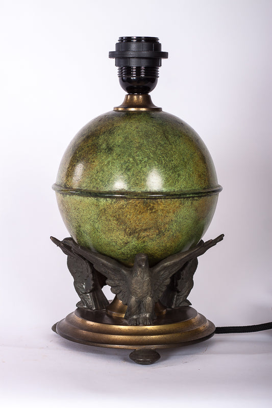 Art Deco-bordslampa i brons och mässing med örnar som håller upp ett klot, från 1920-talet.
