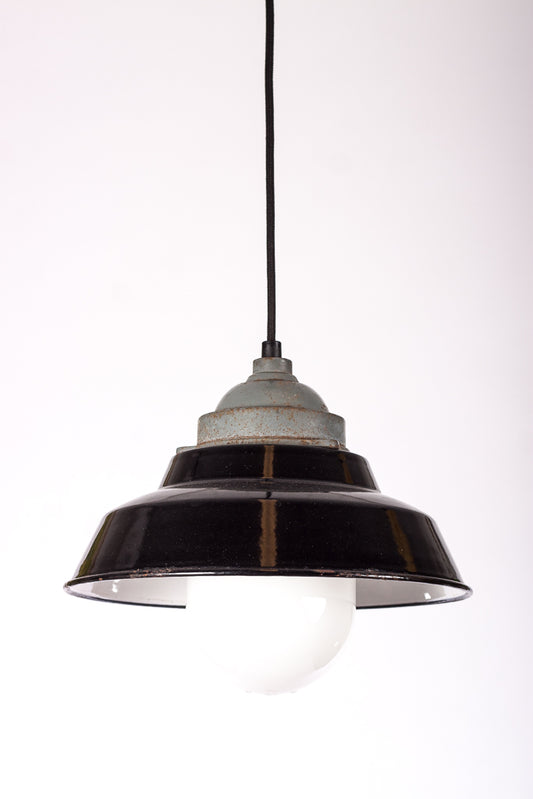 Industrilampa i järn med emaljerad skärm och glaskupa. Från ASEA, 1940-tal
