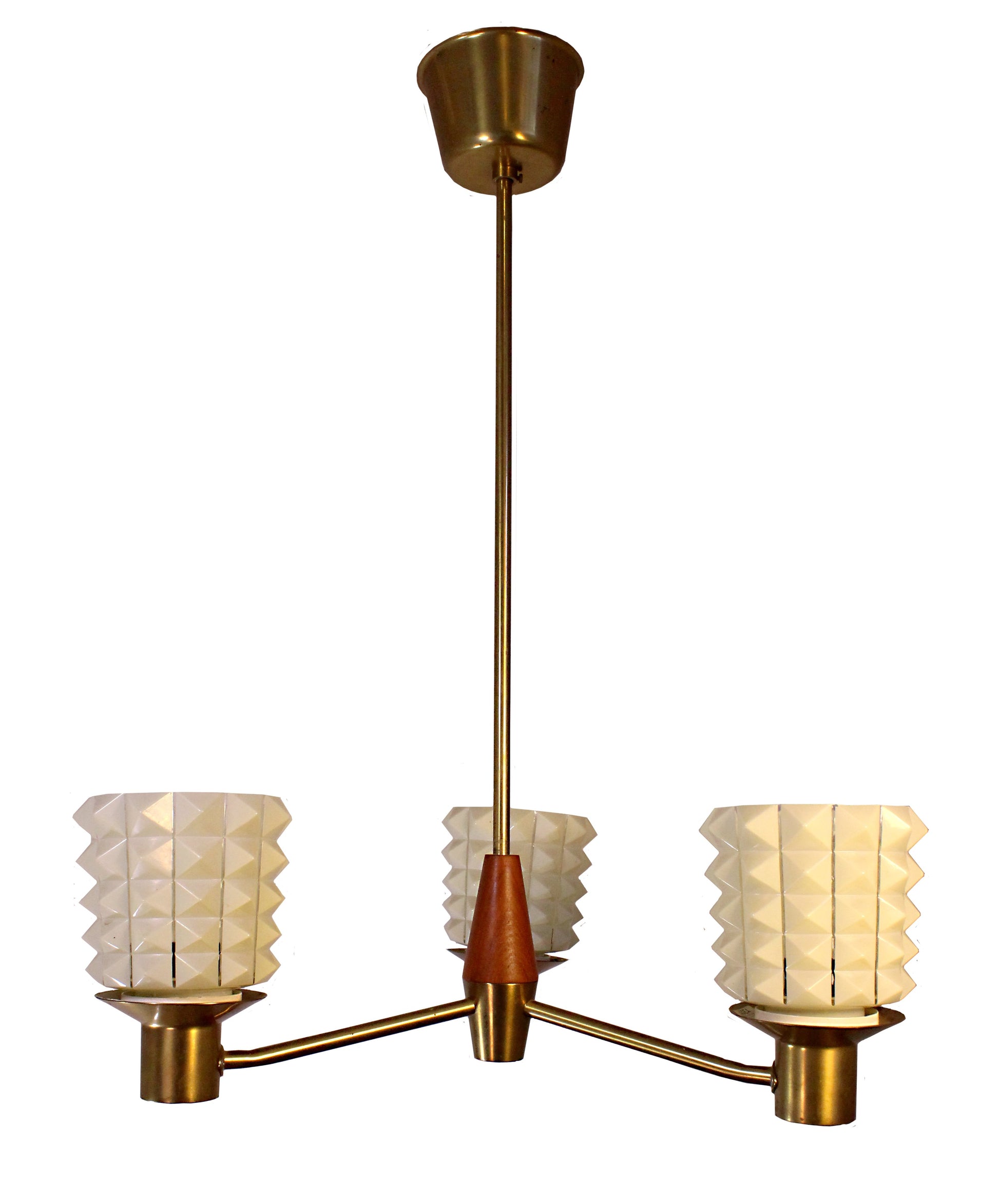 Trearmad taklampa från ASEA i trä och mässing med ljusgula kupor, Sverige 1960-tal

