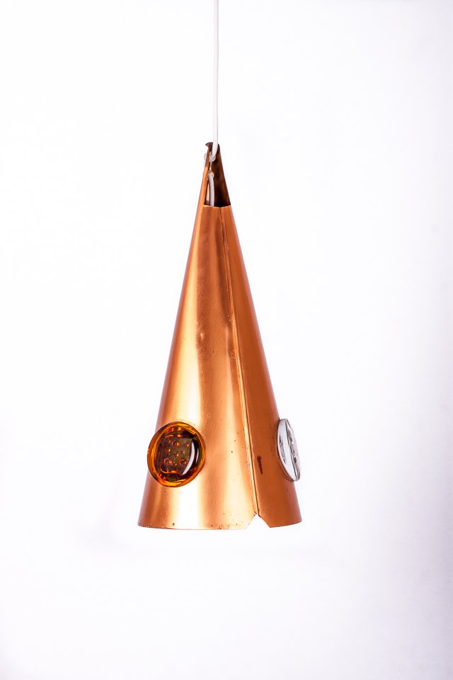 Konformad taklampa Struten i koppar med glasinlägg, Atelje Lyktan, design Hans Bergström och Erik Höglund, Sverige 1970-tal
