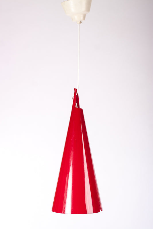 Röd taklampa modell Struten.  Ateljé Lyktan Åhus, Hans Bergström
