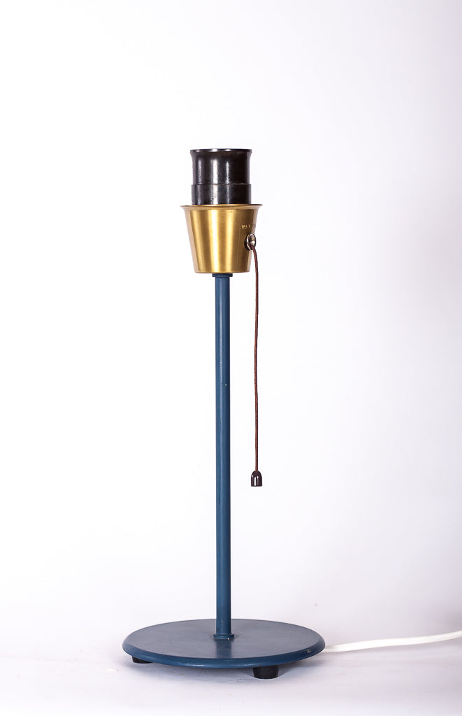 Elegant blå bordslampa med mässingdetalj, modell B012 från Bergboms
