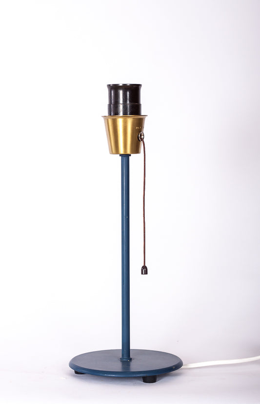 Elegant blå bordslampa med mässingdetalj, modell B012 från Bergboms
