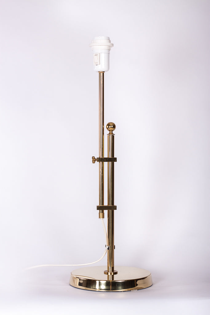 Stor bordslampa i mässing, modell B-131, från Bergboms. 
