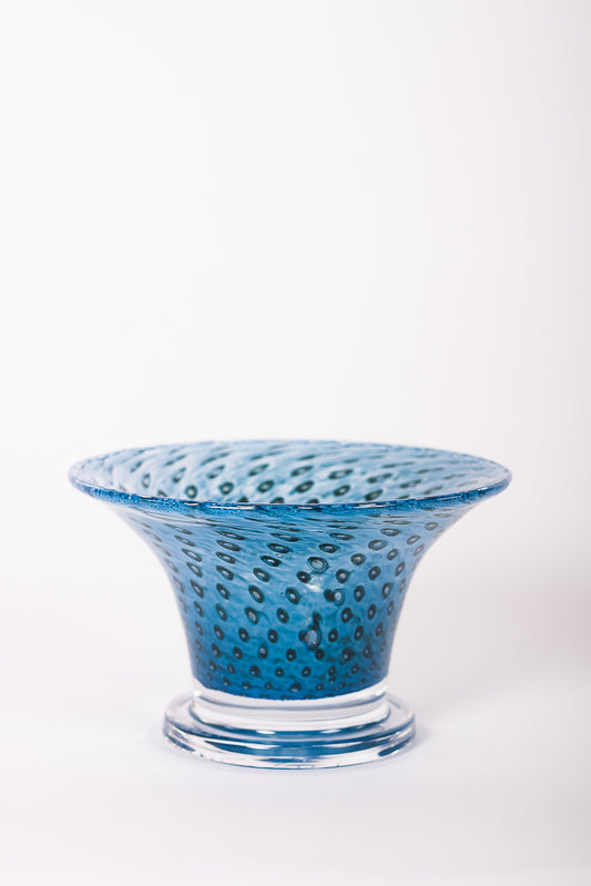 Elegant skål i klarglas från Boda, designad av Bertil Vallien. Märkt boda vallien 57531. 
