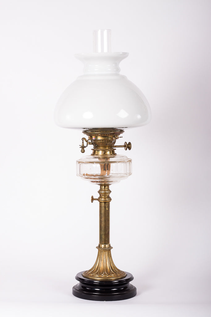 Stor bordsfotogenlampa i mässing med vit kupa. Klassisk vintage belysning.
