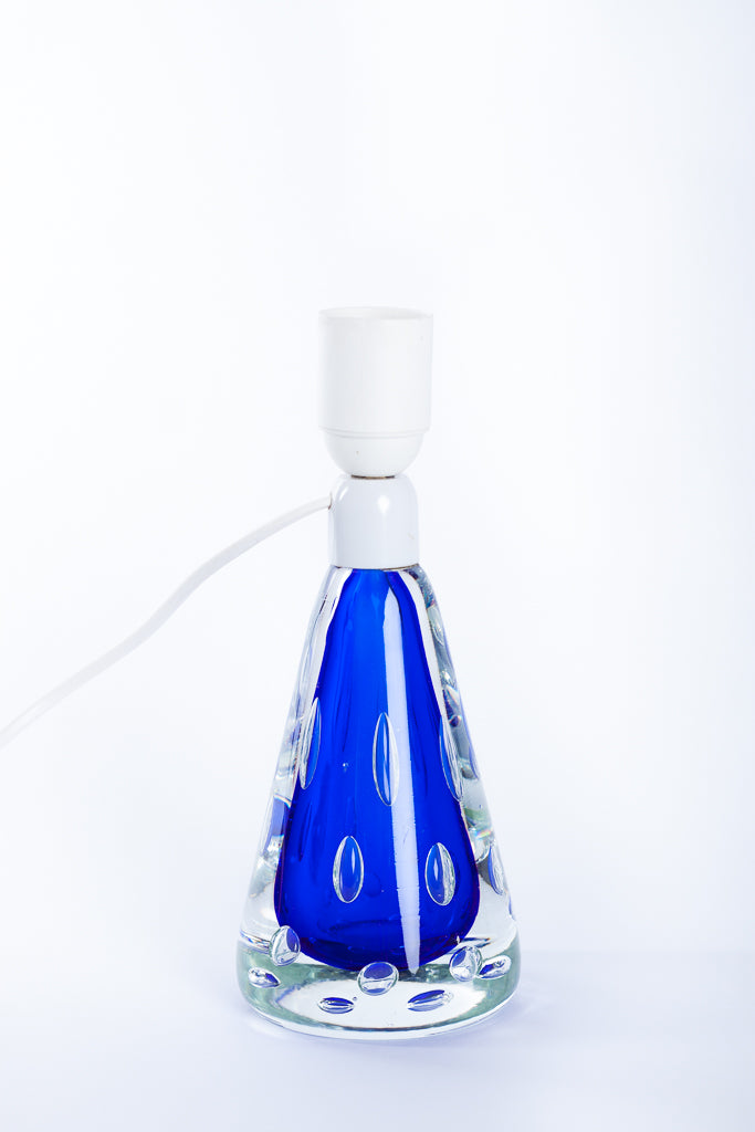 Bordslampa i blått glas med dekorativa bubblor
