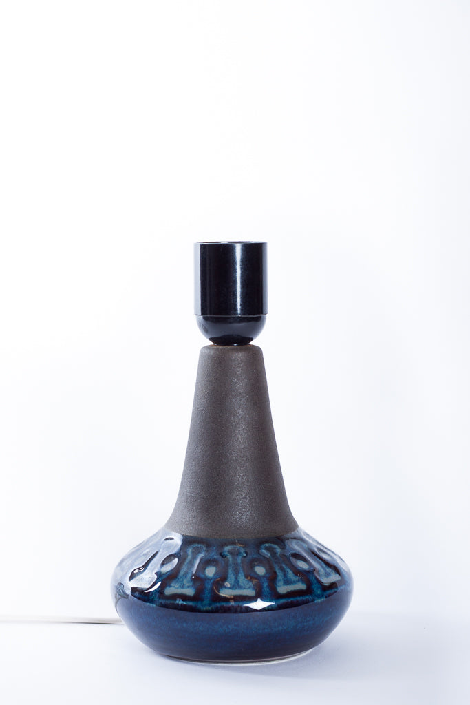 Bordslampa i brun keramik med reliefmönster och blå glasyr
