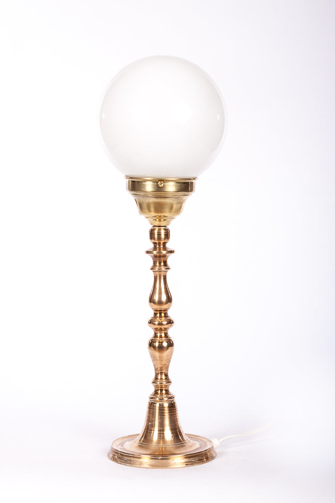 Elegant vintage bordslampa med fot i mässing och vid vit glasglob. 