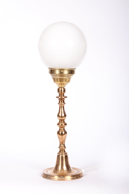 Elegant vintage bordslampa med fot i mässing och vid vit glasglob. 