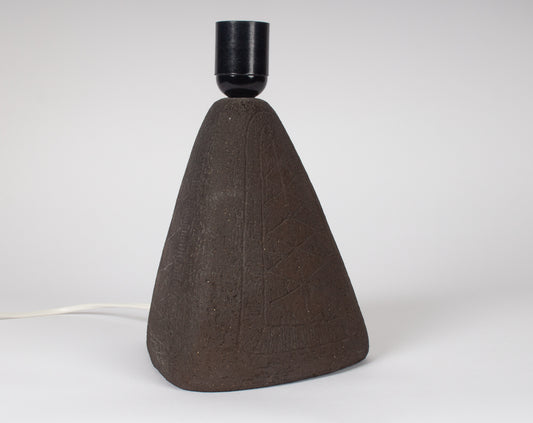Bordslampa i svart keramik med snyggt inristad dekor. Skandinavisk vintage keramik.
