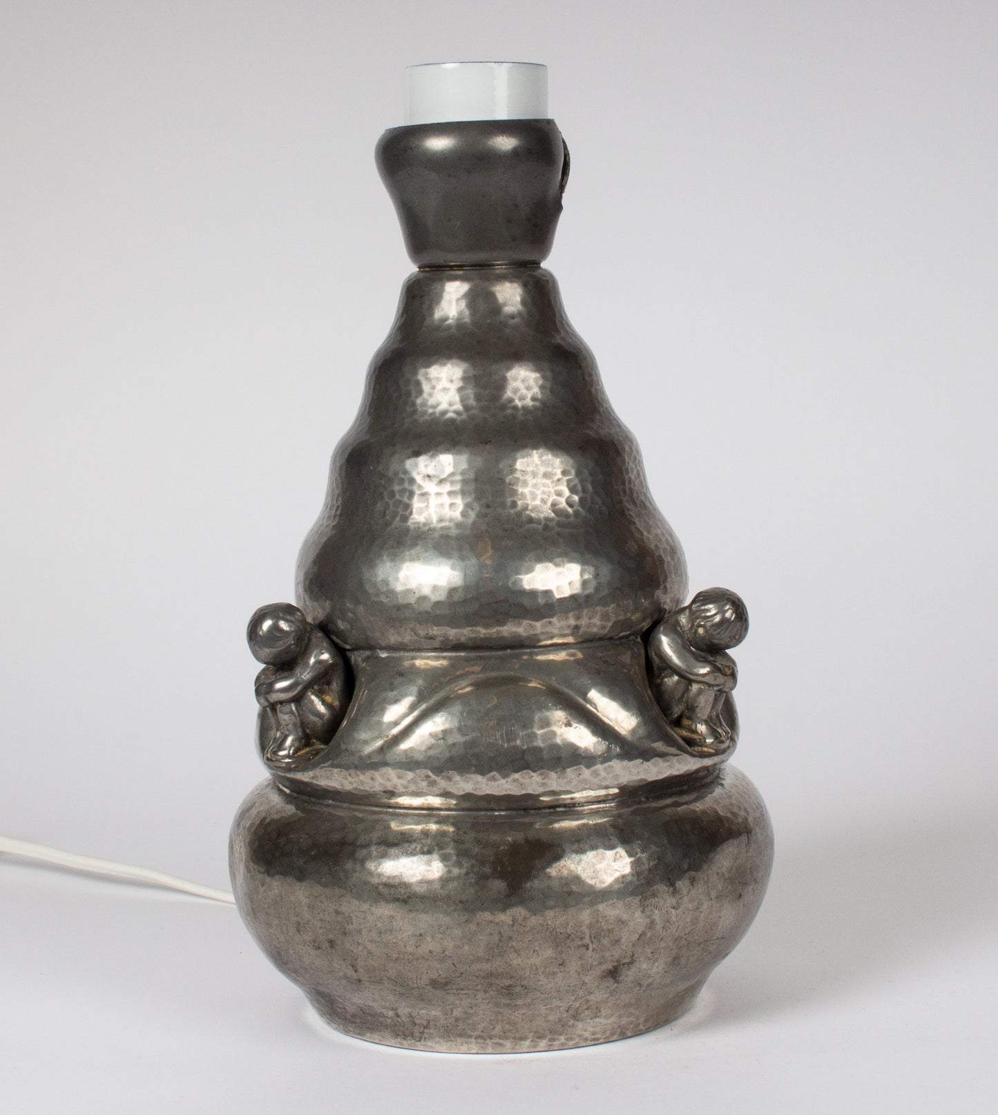 Bordslampa i tenn med motiv av sittande barn, märkt Dansk Kunst.Charmig vintage lampa.

