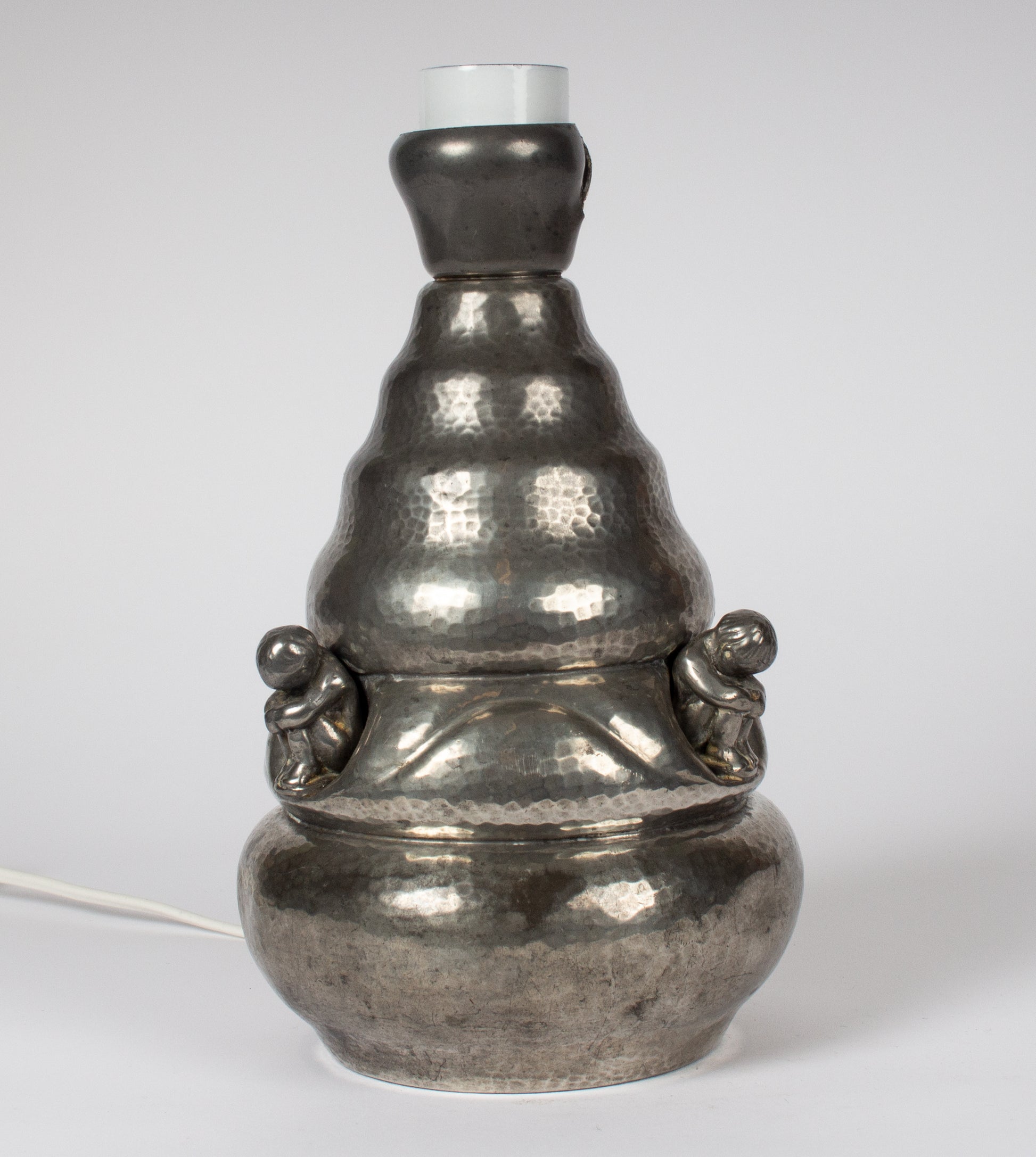 Bordslampa i tenn med motiv av sittande barn, märkt Dansk Kunst.Charmig vintage lampa.
