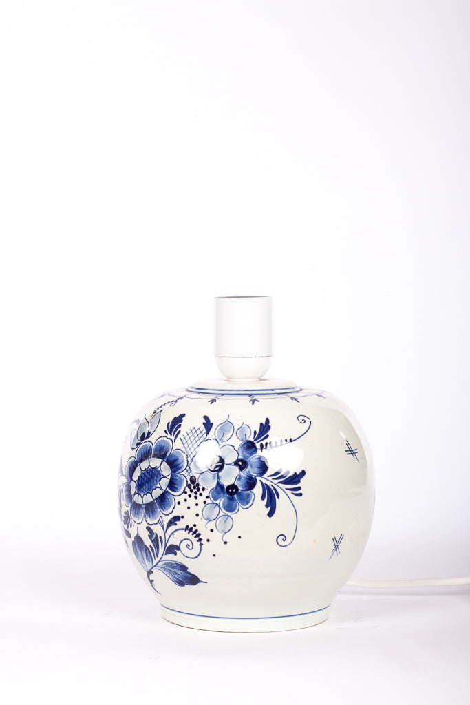 Romantisk keramiklampa med blå handmålad Delft-dekor. Made in Holland

