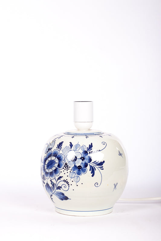 Romantisk keramiklampa med blå handmålad Delft-dekor. Made in Holland
