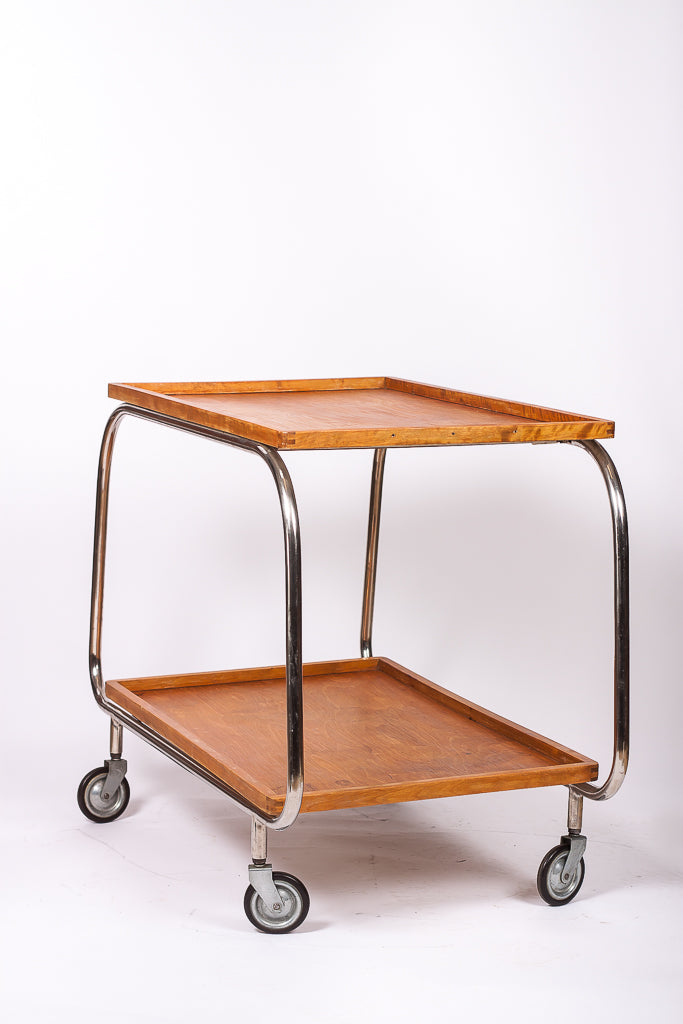 Drinkvagn i trä med funkisstil och två hyllplan. Vintage bartrolley.
